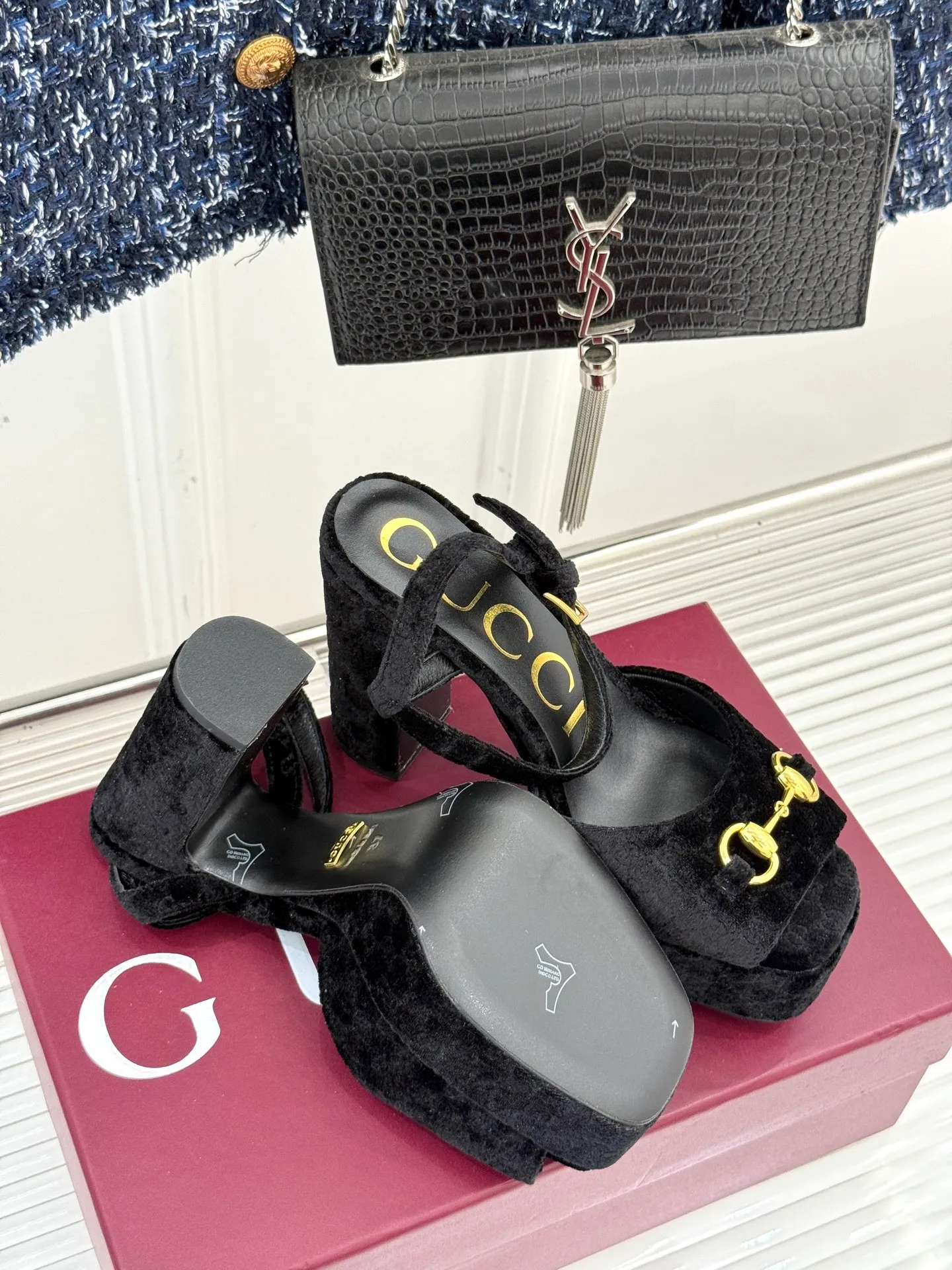 Factory direct sales p660🐘🐘Women's shoes Women's clothing Gucci/Gucci classic horsebit pointed velvet square toe waterproof platform high-heeled sandals When the classic horsebit meets velvet texture, these sandals have become synonymous with elegance and individuality. The square toe design breaks the sharpness of the pointed toe and adds a bit of retro laziness. The delicate velvet upper feels luxurious and shows a high-end texture with the flow of light and shadow. Every step brings a gentle aura. The iconic metal horsebit embellishes the shoe body, instantly awakening brand recognition and cleverly blending retro style with modern fashion. The golden ratio of waterproof platforms and high heels not only lengthens the leg lines but also reduces walking pressure, allowing elegance without compromising comfort. Whether worn with a gorgeous dress to attend a dinner party or paired with retro jeans for a daily look, it can easily hold the spotlight and become the finishing touch in the look, highlighting unique taste and extraordinary style. The fabric is made of original customized velvet and the inner pads are all sheepskin. Heel height: 10.8 Water platform: 3.3 Italian imported genuine leather outsole size: 35-39 (40/41/42 customized)